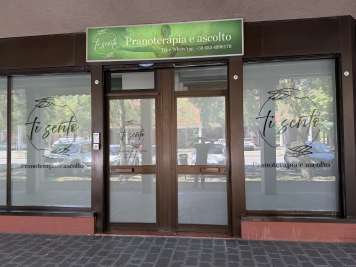 realizzazione stampa insegna e vetrofanie negozio