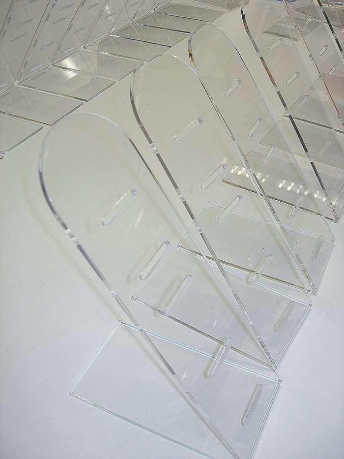 espositori plexiglass piegati sagomati