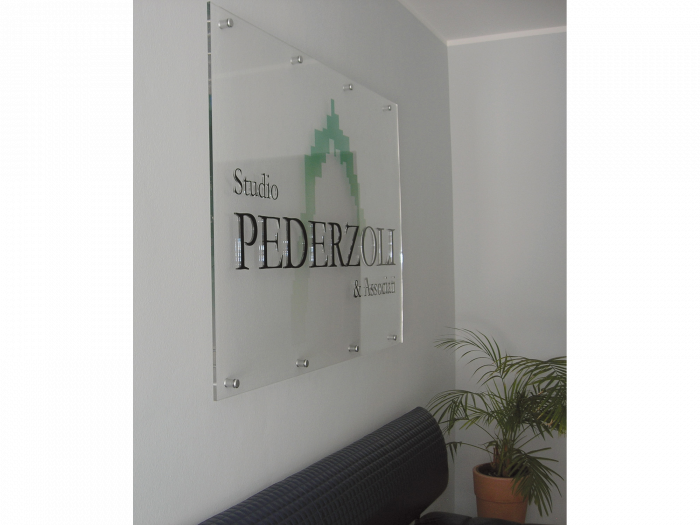 targa parete plexiglass modena